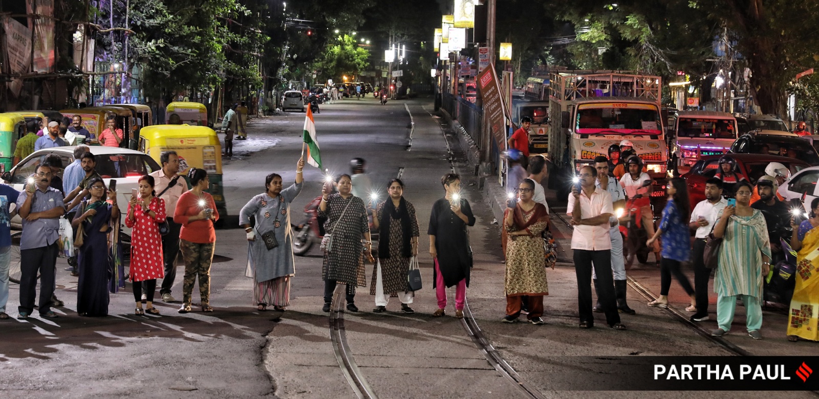 Orang-orang turun ke jalan dari jam 9 malam sampai jam 9 malam sampai jam 9 malam menentang pemerkosaan dan pembunuhan RG Kar Medical College di Kolkata dan bagian lain negara bagian tersebut dengan seruan protes (l ('noi noi neo' no no no no no) dalam bahasa Bengali ). Orang-orang menggunakan ponsel di Kankurgachi sebagai bagian dari panggilan.