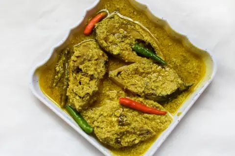 Getty Images Sorshe Illish atau Mustard dengan Kari Ikan Hilsa adalah hidangan Bengali yang populer.