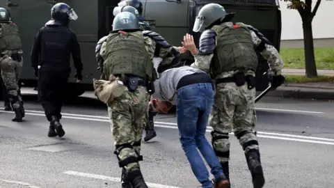 Getty Images Aparat penegak hukum menahan seorang pria saat unjuk rasa menentang hasil pemilihan presiden di Minsk pada 13 September 2020.