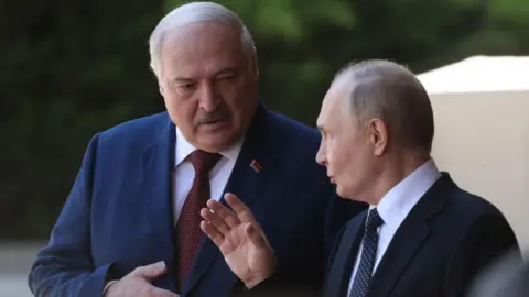 Getty Images Alexander Lukashenko (kiri) dan Vladimir Putin berbicara