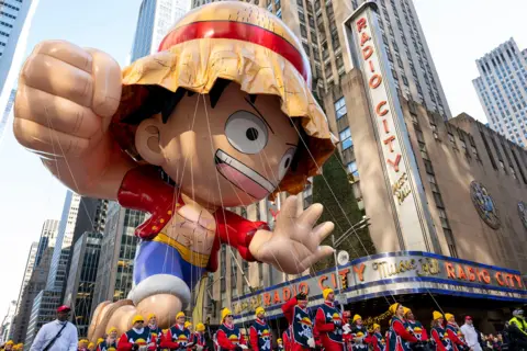 Jetty adalah balon raksasa berbentuk karakter One Piece Monkey D. Luffy di luar Radio City Music Hall di New York City.