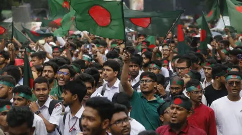 Getty Images Gerakan mahasiswa anti-diskriminasi menggelar unjuk rasa memperingati satu bulan sejak tergulingnya mantan Perdana Menteri Bangladesh Sheikh Hasina pada 5 September 2024 di Dhaka, Bangladesh.