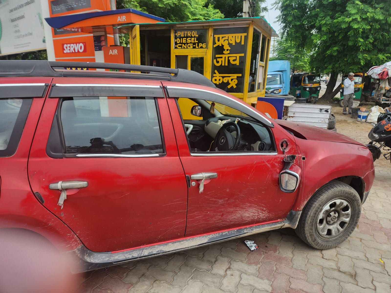 Rombongan berangkat ke mal yang berjarak 5 km dengan mobil keluarga Harshit - Harshit, 22, mengambil kemudi dan Aryan duduk di kursi penumpang, sementara saudara laki-laki Harshit Shanky alias Sagar, 29, ibu mereka Sujatha dan tetangga Keerthi Sharma duduk. kursi belakang (Foto Ekspres)