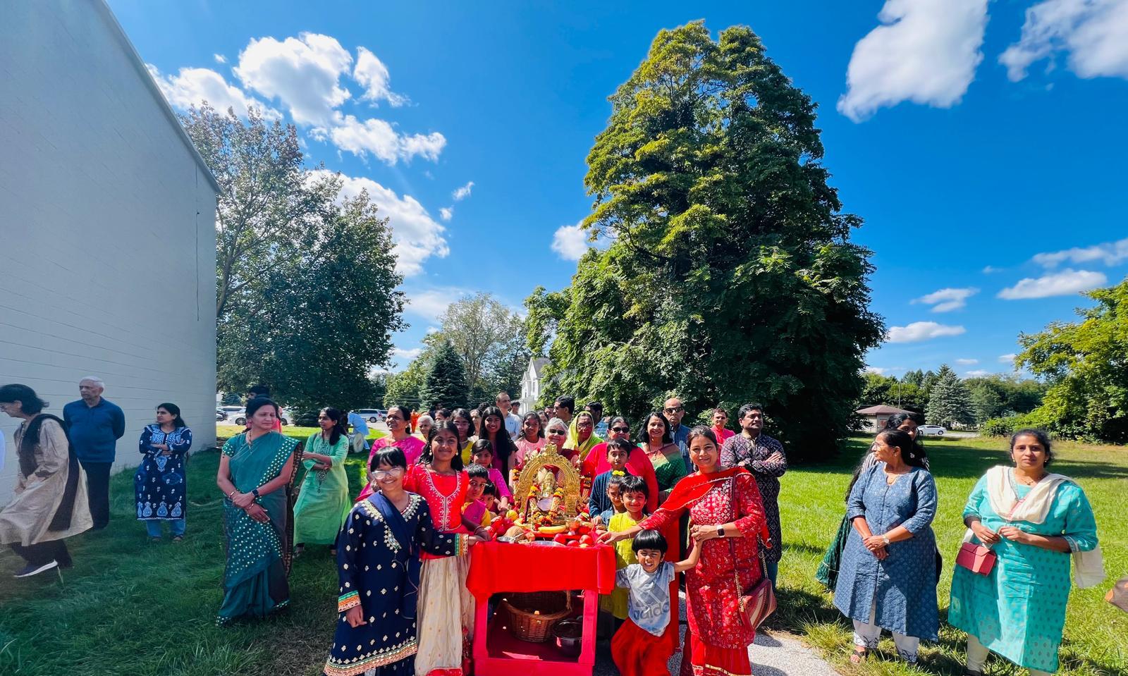 Ekspatriat India berkumpul di Toledo Ohio untuk membawa pulang Ganesha di negeri asing. (Foto: Dr Maria Johar) 