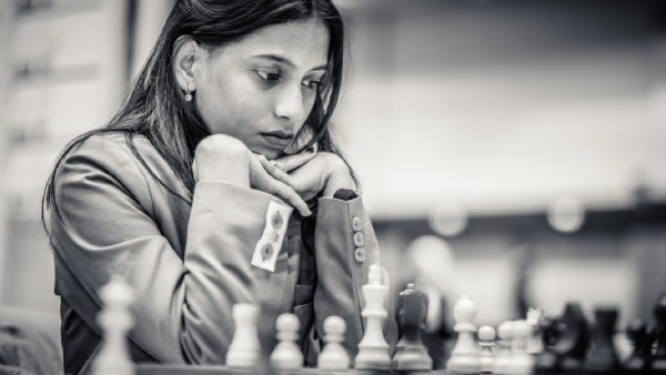 Divya Deshmukh sedang memikirkan langkah selanjutnya di Olimpiade Catur. (Foto: FIDE/Michal Walusza)