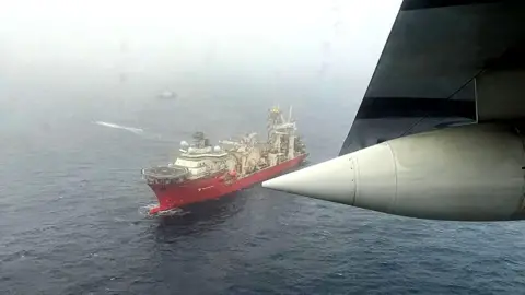 Foto EPA diambil dari pesawat yang terbang di atas lautan mencari Titan. Banyak perahu yang berlayar di laut di bawah.