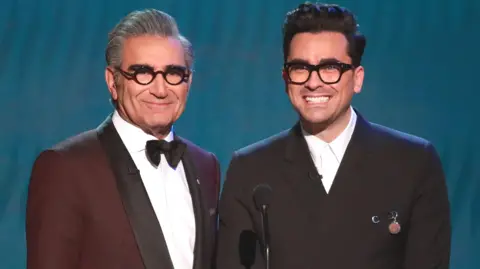 Getty Images Eugene Levy dan Dan Levy berbicara di atas panggung pada acara Annual Screen Actors Guild Awards ke-26 di The Shrine Auditorium pada 19 Januari 2020 di Los Angeles, California