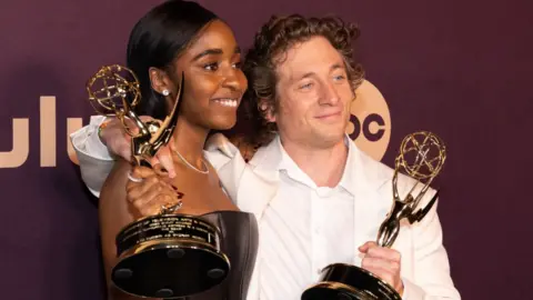 Getty Images Ayo Edebiri dan Jeremy Allen White memegang piala Emmy mereka, 15 Januari 2024