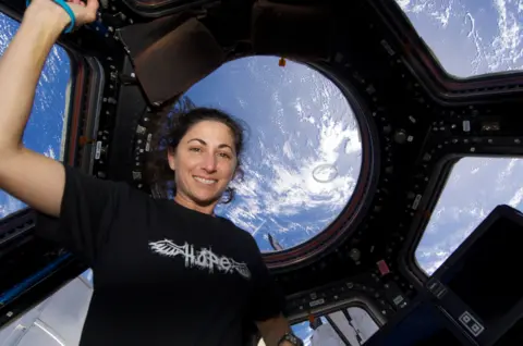 Astronot NASA Nicole Statt mengapung di dalam ISS