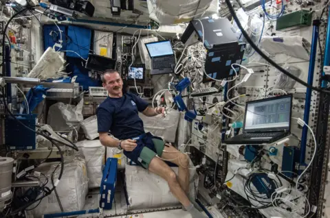 Di dalam tempat tinggal astronot NASA Chris Hadfield di Stasiun Luar Angkasa Internasional