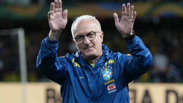 Pelatih Brasil Dorival Jr. memasuki lapangan sebelum pertandingan sepak bola kualifikasi Piala Dunia FIFA 2026 melawan Ekuador di Stadion Couto Pereira di Curitiba, negara bagian Paraná, Brasil