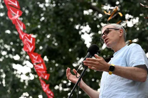 Pemimpin partai Konferensi Nasional Jammu dan Kashmir (JKNC) AFP Omar Abdullah berpidato di rapat umum menjelang pemilihan majelis di Pulwama pada 15 September 2024.