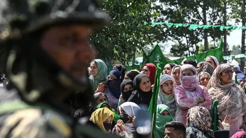 Getty Images Seorang personel militer berjaga di rapat umum PDP 