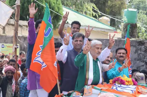 AFP Murtaza Khan, kandidat Partai Bharatiya Janata (BJP) untuk daerah pemilihan Majelis Mendhar, melakukan roadshow dalam persiapan pemilihan majelis mendatang di Jammu dan Kashmir, India pada 4 September 2024. 