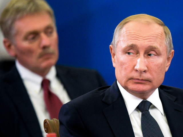 Presiden Rusia Vladimir Putin (kanan) dan Juru Bicara Kremlin Dmitry Peskov menghadiri Konferensi Ekonomi Eurasia di Yerevan, Armenia, pada Selasa, 1 Oktober 2019. (Alexei Druzhnin, Sputnik, Foto Kolam Kremlin, melalui AP)