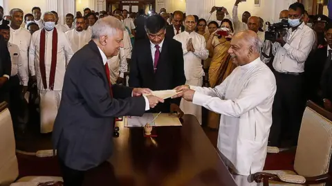 Getty Images Ranil Wickramasinghe melantik Dinesh Gunawardene sebagai Perdana Menterinya pada tahun 2022