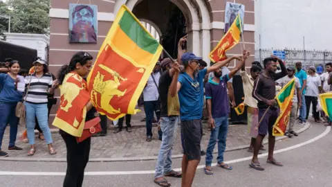 Getty Images Para pengunjuk rasa dan warga sipil di luar istana presiden di Kolombo, Sri Lanka pada Minggu, 10 Juli 2022. 