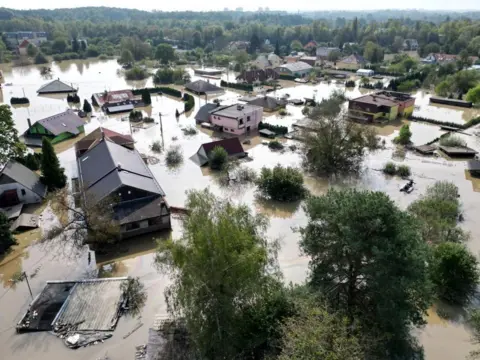 Pemandangan drone Reuters menunjukkan daerah yang terkena dampak banjir di Ostrava, dengan banyak rumah terendam seluruhnya atau hingga lantai dua