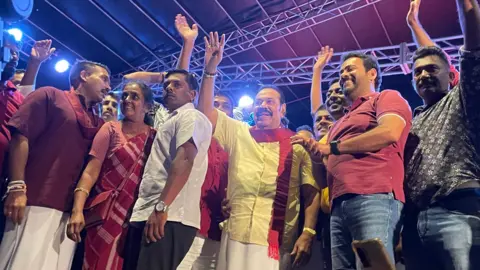 BBC News/Akriti Thapar Mahinda Rajapaksa bersama putranya Namal pada rapat umum di kota Minuwangoda