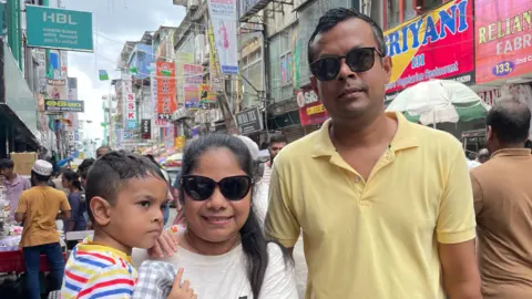 BBC News/Akriti Thapar Rangika Munasinghe (Ibu) Nehan (Putra) Tatindu Gayan (Ayah)