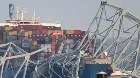 Getty Images M/V Dolly di bawah sisa-sisa Jembatan Kunci di Baltimore