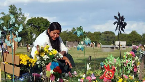 Josie Flor Sapuner/CASA Ms Castellon di makam suaminya. 