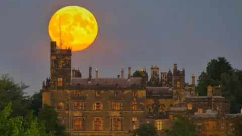 Pengamat Cuaca BBC/Supermoon Jack March terbit di Baxterley, Warwickshire