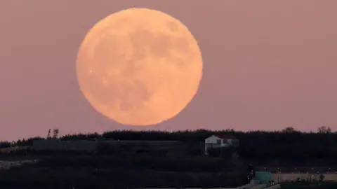 Bulan purnama terbit di atas Dataran Tinggi Golan 