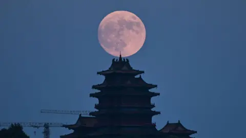 Getty Images Supermoon terlihat dari Nanjing, Tiongkok 