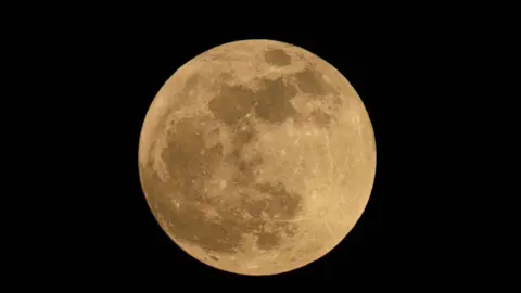 Getty Images Bulan terbit di Caracas, Venezuela 