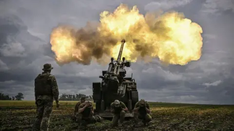 Getty Images Topshot - Tentara Ukraina menembakkan senjata self-propelled Prancis kaliber 155mm/52 Caesar ke arah posisi Rusia di garis depan di wilayah Donbass, Ukraina timur, pada 15 Juni 2022. - Pada tanggal 15 Juni, Ukraina memohon kepada pemerintah Barat untuk mengevakuasi warga sipil dari pabrik kimia garis depan, karena Rusia mengatakan akan mengambil keputusan cepat untuk mengirimkan senjata berat untuk meningkatkan pertahanannya yang melemah pada tahun 2022. (Foto oleh ARIS MESSINIS/AFP) (Foto oleh ARIS MESSINIS/AFP via Getty Images)