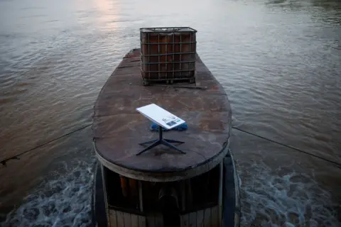 Reuters Sistem internet satelit Starlink dipasang di perahu penambang di Sungai Madeira di Porto Velho, negara bagian Rondônia, Brasil.