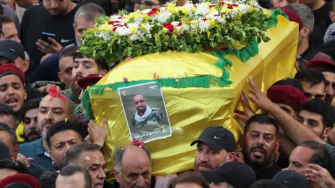 Reuters Para pelayat membawa peti mati pejuang Hizbullah Mohammed Ammar, putra anggota parlemen Hizbullah Ali Ammar, saat pemakamannya di Beirut, Lebanon (18 September 2024).