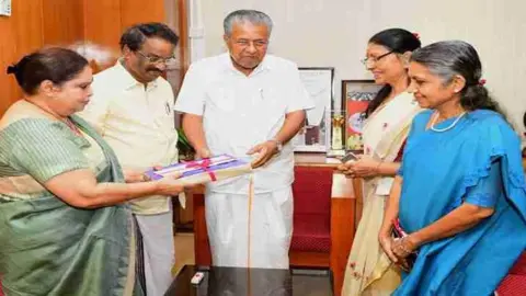 Anggota Komite Hema menyampaikan laporannya kepada Ketua Menteri Kerala Pinarayi Vijayan di Kantor Ketua Menteri Desember 2019