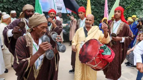     Jihed Abidelloui/Reuters Gambar pria menari dan memainkan alat musik untuk merayakan Maulid Nabi Muhammad di Tunis, Tunis, Tunis - Minggu 15 September 2024.