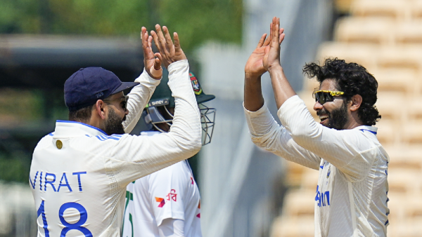 Ravindra Jadeja dari India merayakan bersama rekan satu timnya setelah merebut gawang Liton Das dari Bangladesh pada hari kedua pertandingan uji kriket pertama antara India dan Bangladesh di Stadion MA Chidambaram di Chennai.