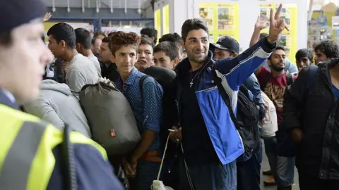 Getty Images Pengungsi menanggapi tawaran sambutan dari penduduk Munich setelah tiba di stasiun kereta utama Munich