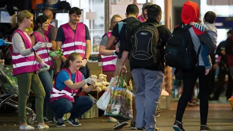 Getty Images Warga Jerman menyambut pengungsi di stasiun kereta api pada tahun 2015