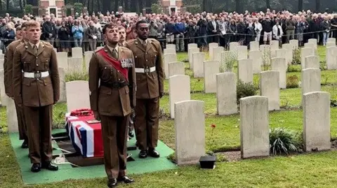 Prajurit Resimen Kerajaan Yorkshire menyaksikan prajurit Resimen Kerajaan Yorkshire berdiri di dekat peti mati Petey Moon di Pemakaman Makam Perang di Oosterbeek