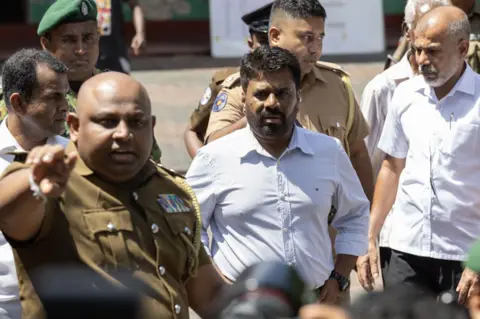 Getty Images Anura Kumar Dissanayake dikelilingi oleh pria berseragam