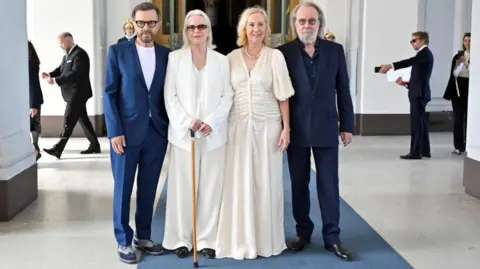 Grup musik Reuters ABBA Bjorn Ulvaeus, Anni-Frid Lyngstad, Agnetha Faltskog dan Benny Andersson menerima Royal Vasa Order.