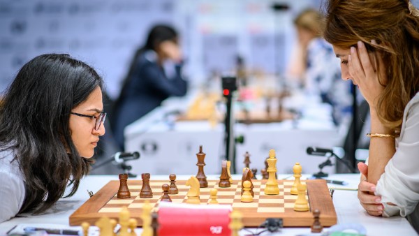 IM Vantika Aggarwal menghadapi Grandmaster Bella Khotenashvili dari Georgia untuk memimpin India meraih kemenangan di Putaran 7 Olimpiade Catur. (Foto: Michal Walusza/FIDE)