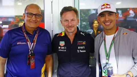 Getty Images S. Easwaran, Menteri Transportasi Singapura, Kepala Tim Balap Red Bull Christian Horner dan Pangeran Jeffrey Ibrahim berpose untuk foto pada Oktober 2022