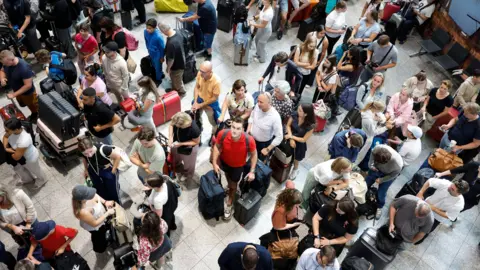 EPA Sekelompok orang menunggu di bandara Eindhoven