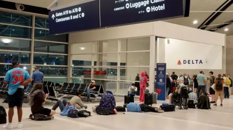 Getty Images Wisatawan yang lelah di bandara Detroit