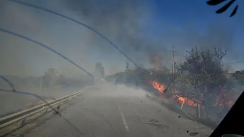 Getty Images Kebakaran terjadi di sepanjang jalan dari Kurakhov ke Hirnik akibat penembakan artileri Rusia, distrik Pokrovsk, wilayah Donetsk, Ukraina timur. (Kredit foto harus dibaca Dmytro Smolienko / Ukrinform/Future Publishing via Getty Images