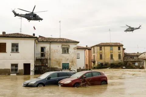 Dapatkan mobil di air banjir dengan helikopter di atasnya