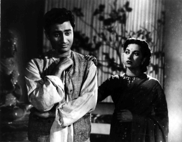 Dev Anand dengan Suriya: Kisah cinta mereka mendapat tentangan sengit dari neneknya.