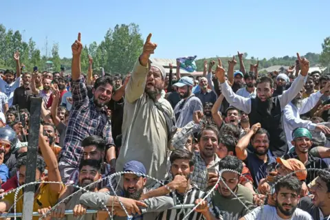 Getty Images Pendukung Anggota Parlemen Baramulla dan pemimpin Partai Awami Ittehad (AIP) Sheikh Abdul Rashid, juga dikenal sebagai Insinyur Rashid, terlihat saat rapat umum pemilihan majelis di Baramulla, 55 km utara Srinagar, India pada 12 September 2024.