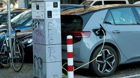 Getty Images Sebuah mobil listrik sedang mengisi daya di Jerman 